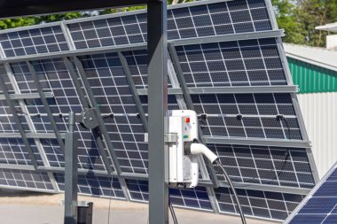 Güneş Panelleri Dizisi Güneş enerjili EV Şarj Aracı Temizlik Enerjisi
