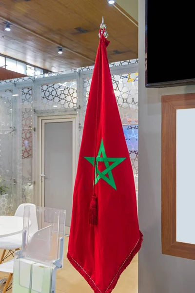 Κόκκινο Βελούδινο Πανί Πράσινη Σημαία Μαρόκο Στο Εσωτερικό Πόλο — Φωτογραφία Αρχείου