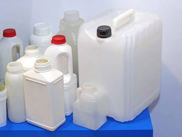 Nuevos Envases Botellas Plástico Blanco Envases Varios Tamaños Formas —  Fotos de Stock