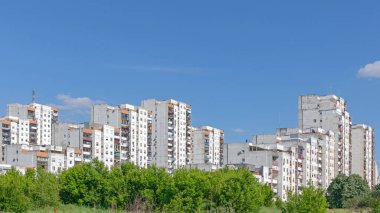 Yeni Belgrad 'da Eski Uzun Beton Binalar Hizada