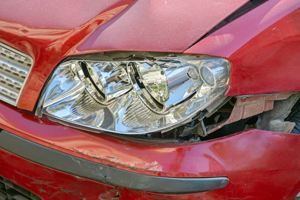 壊れたヘッドライトガラスとバンパーの損傷交通事故 — ストック写真