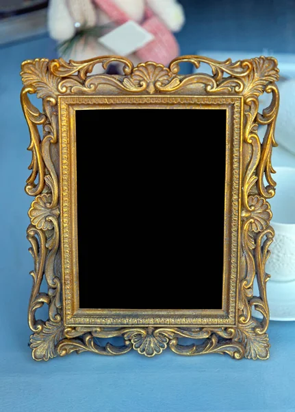 Antieke Stijl Golden Portrait Frame Aan Tafel Copy Space — Stockfoto