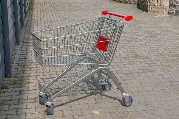 One Empty Shopping Cart Pavement Front Store — Zdjęcie stockowe