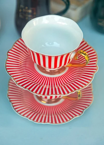 ゴールドハンドル付きの赤と白の磁器ティーカップ — ストック写真