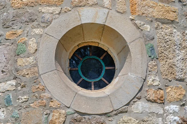Kleines Rundes Fenster Der Steinmauer Kirche Außen — Stockfoto
