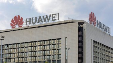 Belgrad, Sırbistan - 31 Ağustos 2021: Huawei Çin Teknoloji Şirketi Yeni Belgrad 'daki Ofis Binasında İki İşaret.