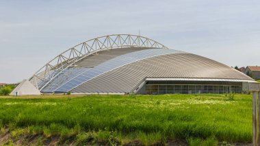 Indjija, Sırbistan - 08 Mayıs 2022: Çelik kiriş destekli Modern Spor Salonu İnşaat Yapısı.
