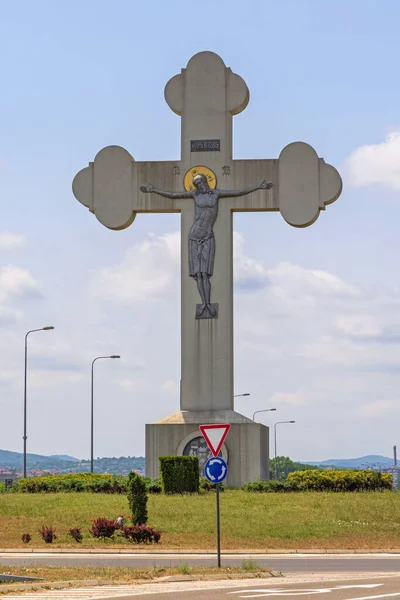 セルビア クラグジェヴァツ2022年5月26日 イエス キリストとの大コンクリート十字架の磔刑 — ストック写真