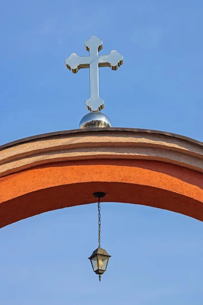 Zilveren Kruis Lantaarn Bij Poort Van Boog Naar Orthodoxe Kerk — Stockfoto