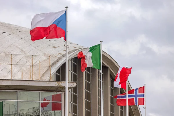 Παγκόσμια Σημαίες Μπροστά Από Διεθνές Συνέδριο Hall Building Event — Φωτογραφία Αρχείου