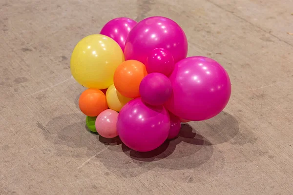 Cluster Balões Coloridos Partido Látex Deflacionados Assoalho — Fotografia de Stock