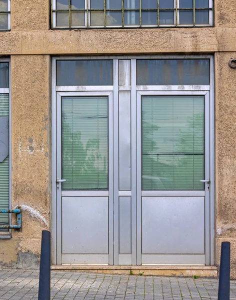 Aluminium Zwillingstüren Mit Fenstern Und Jalousien — Stockfoto