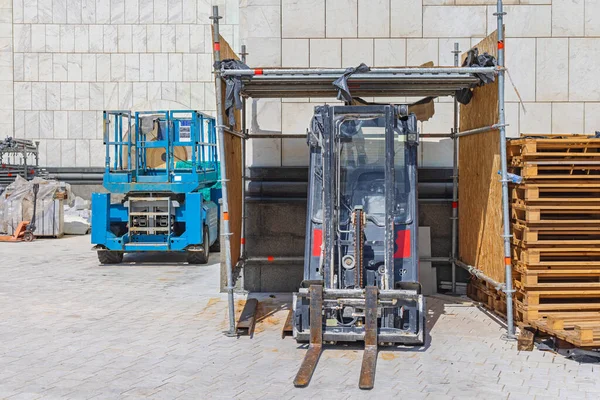 Forklift Improvised Cover Garage Aerial Work Platform Construction Site — Stock Photo, Image