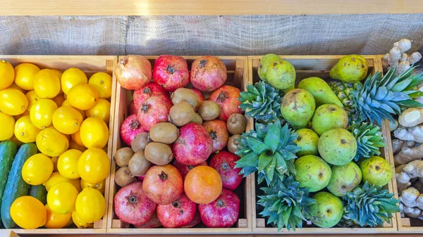 Frische Früchte Kisten Zitronen Granatäpfel Kiwi Birnen Ananas Mix — Stockfoto