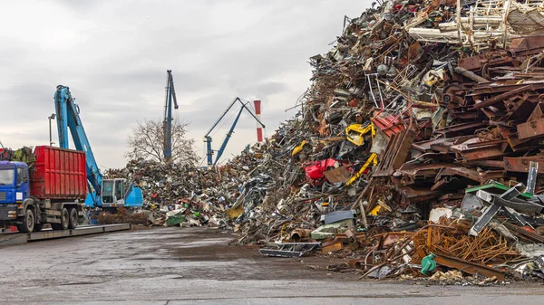 在废品场进行循环利用的大堆旧金属铁 — 图库照片