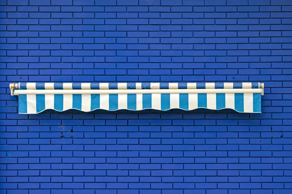 Retracted Roller Awning Canopy Vid Blue Bricks Wall — Stockfoto