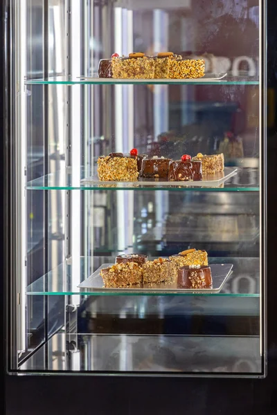 Lískové Oříšky Čokoládové Dorty Zásobnících Víceúrovňovém Displeji Lednička — Stock fotografie
