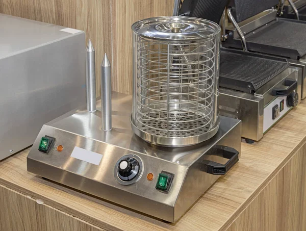 Ticari Sosis Pişirme Makinesi Çubuklu Ekmek Isıtıcısı — Stok fotoğraf