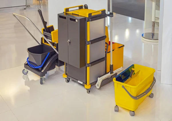 Professionele Janitorial Equipment Bucket Cart Trolley Wheeled Supply Cabinet Set — Stockfoto