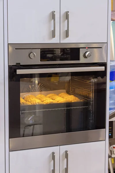 Pečení Croissanty Tácu Elektrické Peci Domácí Vaření — Stock fotografie