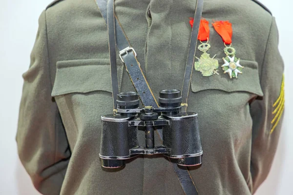 Soldado Uniforme Verde Con Prismáticos Militares Antiguos — Foto de Stock
