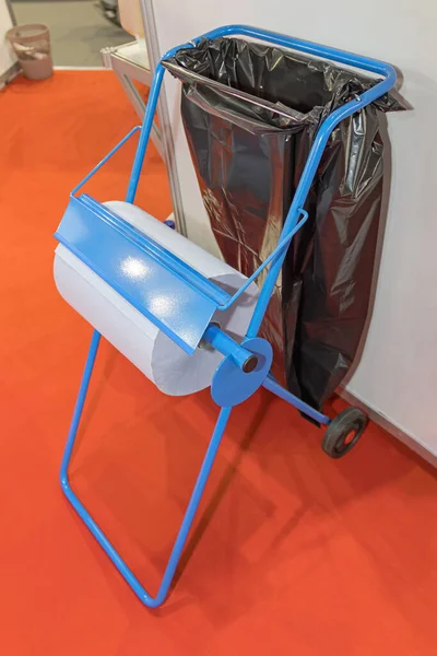 Distribuidor Rolo Papel Com Rodas Com Suporte Lixo Chão — Fotografia de Stock
