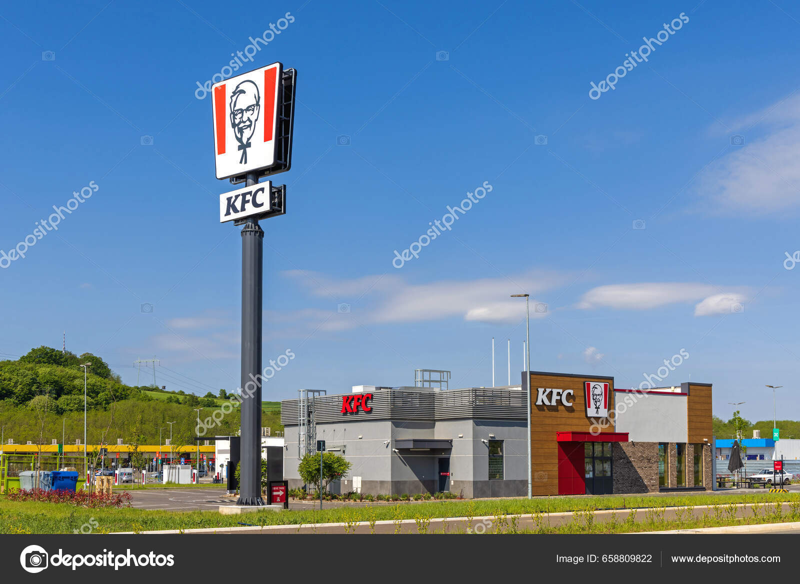 Belgrade Serbia May 2023 Tall Totem Sign Kfc Fast Food – Stock Editorial  Photo © Baloncici #658809822