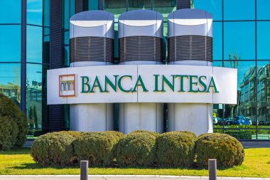 Belgrad, Sırbistan - 13 Mart 2023: İtalyan Banca Intesa Sanpaolo Grup Banka Binası Yeni Belgrad 'da.