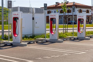 Belgrad, Sırbistan - 06 Mayıs 2023: Ava Park Balkanlar Rotasında Tesla Elektrikli Arabalar İçin Hızlı Şarj.
