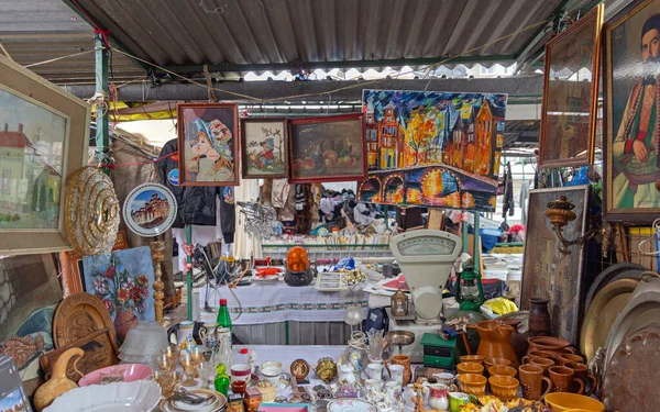 塞尔维亚贝尔格莱德 2023年1月22日 Kalenic Flea市场的绘画艺术古董陶瓷摊位 — 图库照片