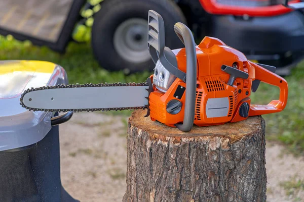Petrol Powered Chainsaw Lumberjack Tool Tree Trunk — Stock Photo, Image