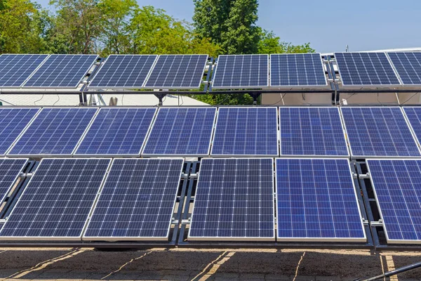 Array Angled Solar Panel Unit Bij Grote Aanhangwagen — Stockfoto