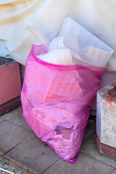 Grande Saco Rosa Com Material Embalagem Reciclagem — Fotografia de Stock