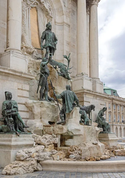 ブダペスト ハンガリー 2022年7月31日 ブロンズ像ブダ城第一地区歴史的建造物でマティアス王の動機的な噴水を狩猟 — ストック写真