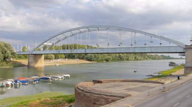 Tisza Nehri Üzerindeki Şehir Köprüsü Sıcak Güneşli Yaz Günü