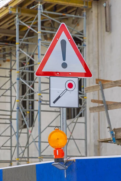 感嘆符警告三角交通標識建設現場で光を点滅 — ストック写真