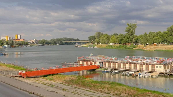 Плавательный Бассейн Pontoon Boat Dock River Tisza Hot Summer Day — стоковое фото