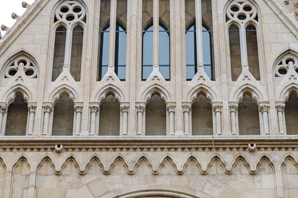 Okna Kamenná Fasáda Římskokatolické Církve Krále Matyáše Budapešti Maďarsko — Stock fotografie