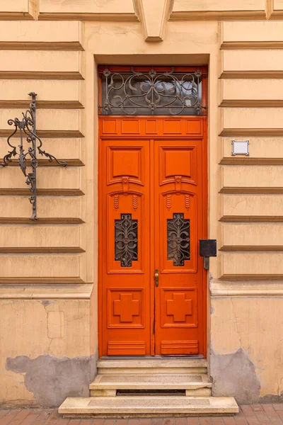 Podwójne Drzwi Drewna Pomarańczowego Wejściem Domu Ironwork — Zdjęcie stockowe