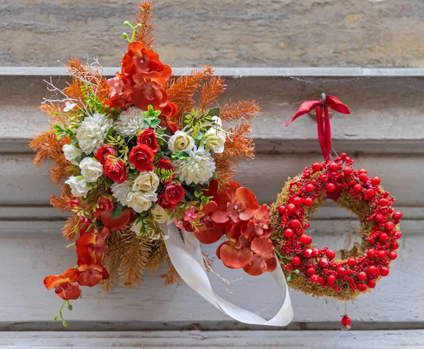 Decoratieve Red Berry Wreath Opknoping Bij Building Wall — Stockfoto