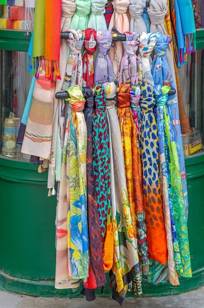 Modern Renkli Şal Eşarpları Bağlı Düğümler Dükkanın Önünde Aksesuar — Stok fotoğraf