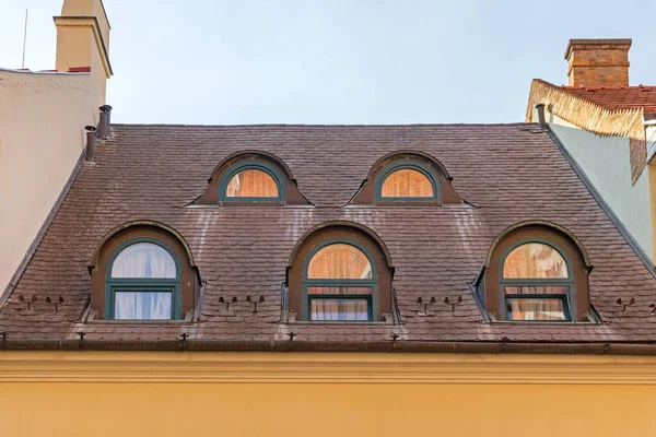 Arch Dormer Okna Poddaszu Dwa Poziomy Dachu Domu — Zdjęcie stockowe