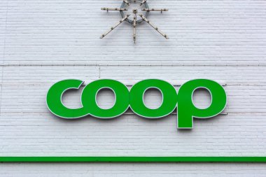 Stromstad, İsveç - 1 Kasım 2016: Beyaz İnşaat Marketindeki Yeşil İşaret Kümesi.