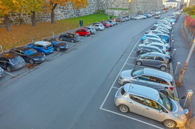 Oslo, Norveç - 29 Ekim 2016: Sadece Eski Kentte Elektrikli Arabalar İçin Otopark İstasyonu.