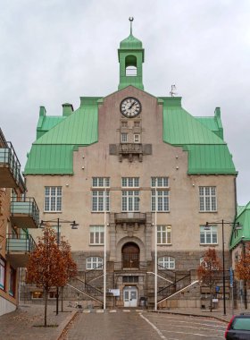 Stromstad, İsveç - 1 Kasım 2016: Stromstad Belediye Binası İsveç Sonbahar Yağmurlu Günler Sokağı.