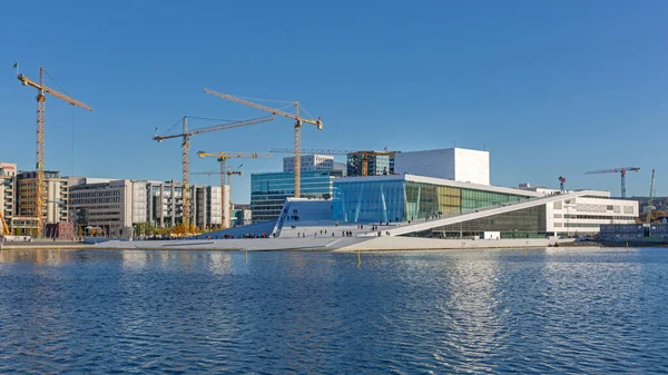 Oslo Noruega Outubro 2016 Muitos Guindastes Construção Perto Moderno Edifício — Fotografia de Stock