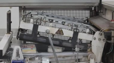 Kitaplar Taşıma Kayışlı Kayışlı Süpürge Foil Makina Yazdırma Ofisinde Taşınıyor