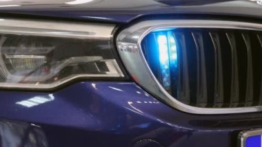 Grille 'de yanıp sönen mavi ışıklar Polis Müdahale Aracı yakınlaştır