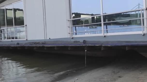 Pontón Varado Restaurante Baja Marea Del Agua Río Danubio Medio — Vídeos de Stock