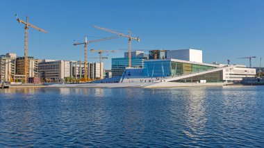 Oslo Norveç Operası 'nın etrafına vinçler örülüyor Güneşli Sonbahar Günü
